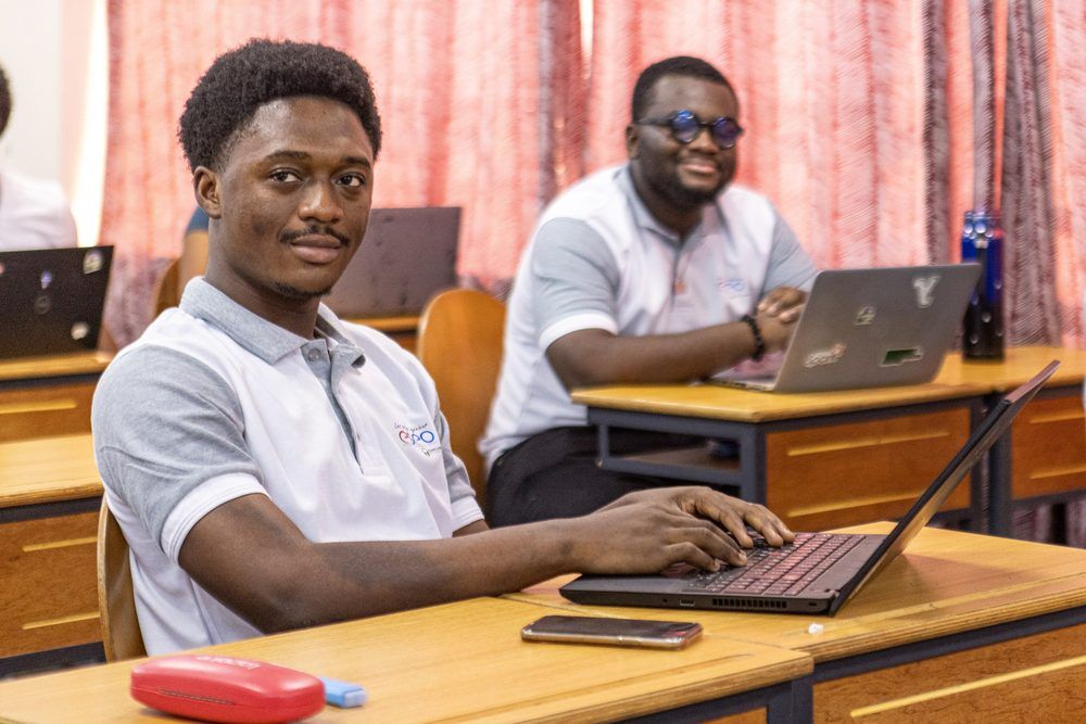 Étudiant de la prépa ESEO travaillant sur son ordinateur portable en classe