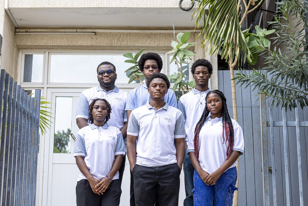 Groupe d’étudiants de la prépa intégrée ESEO sur le campus de Cours Lumière à Lomé