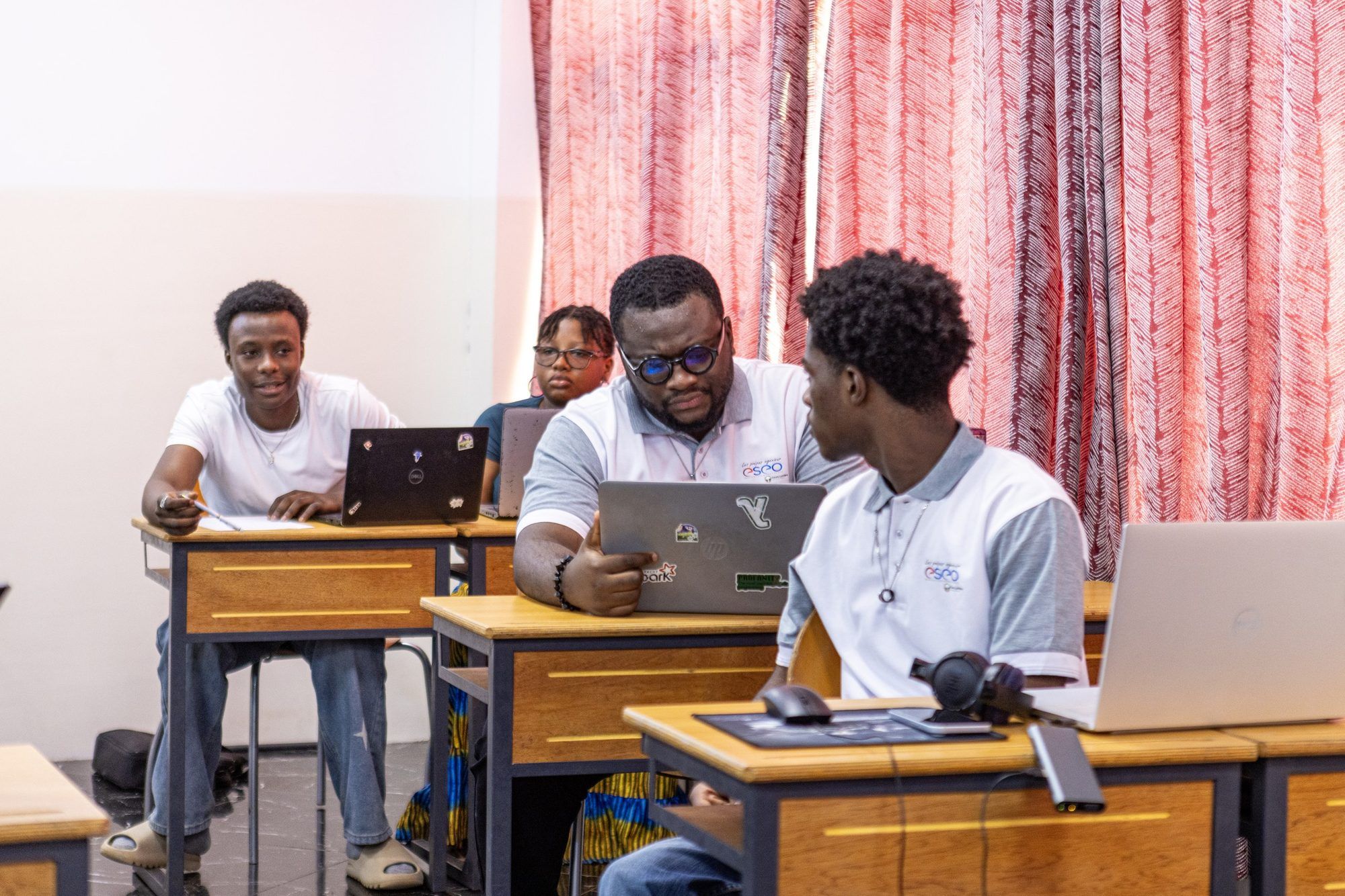 Étudiants de la prépa intégrée ESEO en salle de classe au Lycée Cours Lumière à Lomé